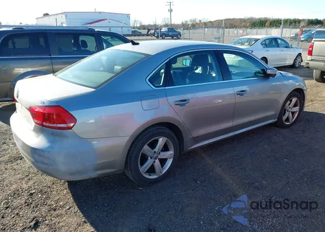 2013 Volkswagen Passat 2.5L Se z USA, uszkodzony, nr VIN 1VWBP7A31DC090296